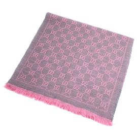 Cachecol Gucci padrão GG cinza rosa Marrom