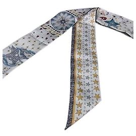 Cachecol Mitzah L'Etoile da Christian Dior () em seda branca e multicolorida com design de fita de tarô para mulheres Branco