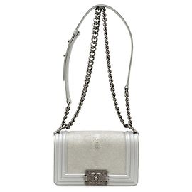Bolsa de ombro Boy Chanel Coco Mark com corrente Pochette Galuchat em couro metálico prateado Prata