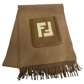 FENDI Xale de Mouton Shearling com Padrão FF e Bolsos para as Mãos, Xale Bege Marrom