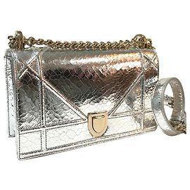 Bolsa de aba pequena Dior da Christian Dior, bolsa de ombro DIORAMA em couro com corrente, prata, como nova Prata