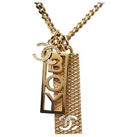 Colar Longo com Pingente BOY CHANEL Boy Coco CC Tag Ouro Dourado