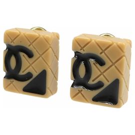 Brincos de plástico GP bege e preto com marca Coco da linha Cambon da Chanel Preto