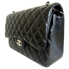 Chanel Clássico Atemporal de Couro Preto