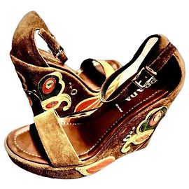 Sandali con zeppa Prada con applicazioni a forma di farfalla Marrone Multicolore