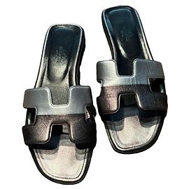 Hermès Oran Sandals in Metallic Leather Metallic Silver hardware