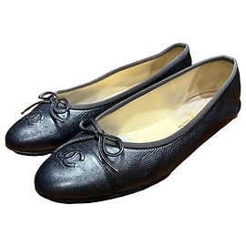 Sapatilhas de balé de couro metálico azul marinho da Chanel com laço logo CC Preto