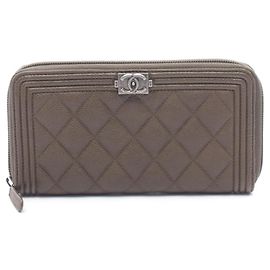 Cartera Larga Boy Chanel en Cuero de Ternera Caqui Caqui