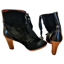 Yves Saint Laurent Botines de cuero YSL Negro