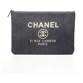 Bolsa clutch de denim com logo Chanel 21ª série 2015-2016 Azul