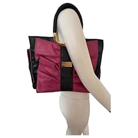 Sac fourre-tout en cuir rose et noir avec détail en nœud Valentino Garavani Noir Rose