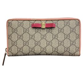 Cartera larga de lona GG Supreme de Gucci Rosa Beige