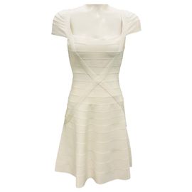 Vestido Mini de Tricô Bandage Evasê com Mangas Curtas Makayla em Off-White da Herve Leger Bege