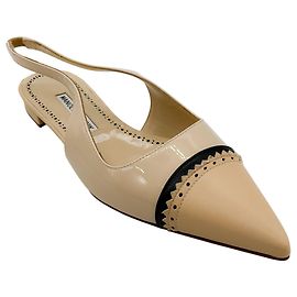 Sapatilhas Slingback em Couro Patente Bege / Preto Manolo Blahnik com Bico em Couro Bege