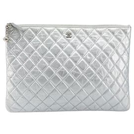 Chanel O Case Clutch em Couro de Bezerro Matelassé Amassado Médio Prata