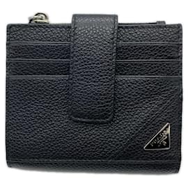 Billetera compacta triangular Vitello Micrograin de Prada Negro