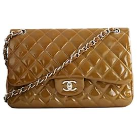 Chanel Bolsa de Ombro Clássica/Intemporal em Couro Patente Camelo Camelo
