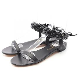 Sandales en cuir verni Camélia de Chanel Noir