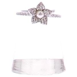 APM Monaco Bague petite fleur argentée Argenté