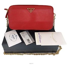 Bolso cruzado Prada Diagram Saffiano con cadena dorada en forma de triángulo Roja