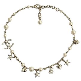 Chanel Collar de perlas con logo CC en forma de corazón Dorado