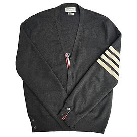 Thom Browne Grauer Cardigan mit diagonalen Ärmeln Milano Stitch Schwarz