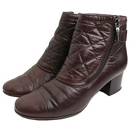 Chanel Botas de tornozelo de couro marrom Marrom