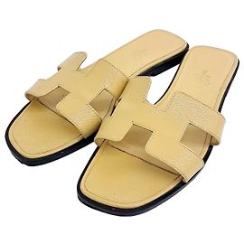 Mules Oran en cuir verni Hermès Doré