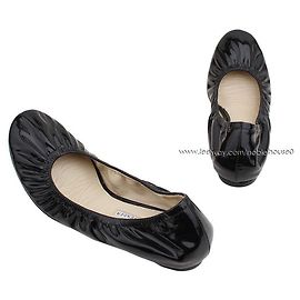 Vera Wang Chaussures plates noires en vernis froncé Multicolore