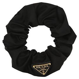 Prada Faixa de Cabelo Scrunchie em Re-Nylon com Logo Triângulo Preto