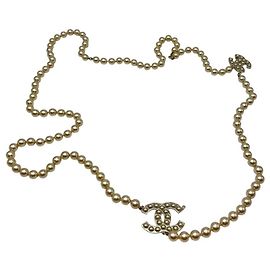 Chanel Colar longo de pérolas com metal dourado Dourado