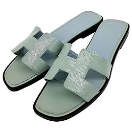 Hermès Lackleder Oran Slipper von Hermes Weiß