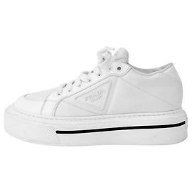 Prada Sneakers basse in nylon e pelle con logo macro triangolo per donne bianche Bianco