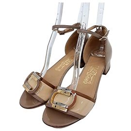 Salvatore Ferragamo Lacksandalen von Ferragamo Braun