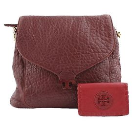 Tory Burch Conjunto de cartera de hombro con solapa en burdeos con relieve Roja