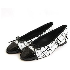 Chanel Sapatilhas Tweed com Bico Captoe CC Bicolor Branco