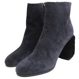 Miu Miu Botas de tornozelo em camurça cinza carvão com acabamento em shearling Preto