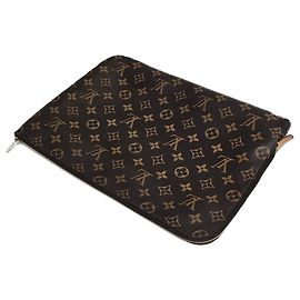 Louis Vuitton Pochette de voyage MM Monogram Étuie Noir