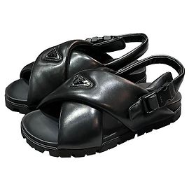 Prada Sandálias cruzadas em couro nappa acolchoadas com logo triangular Preto