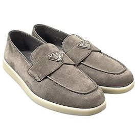 Prada Mocassins en Suède avec logo Triangle Gris Gravillon Marron