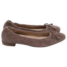 Sapatilhas Bria em veludo cotelê marrom da Stuart Weitzman Marrom Vermelho