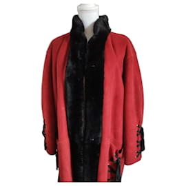 Yves Saint Laurent Manteau long en suédine rouge avec doublure en fourrure  noire et laçages Noir Rouge