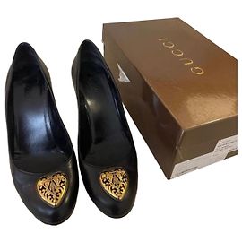 Escarpins Gucci noirs avec ornement en cœur doré Noir