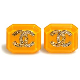 Brincos de resina dourada e metal Chanel Dourado Amarelo