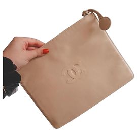 Clutch de couro vintage com logo CC da Chanel bege Bege