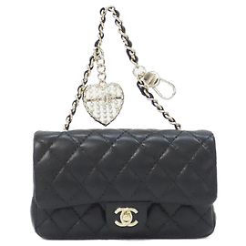 Charm de bolso de cuero Chanel AP4760 Negro