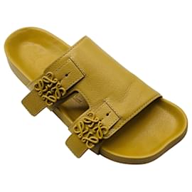 Sandali slide in pelle di vitello con fibbia logo Loewe in beige sabbia Cammello