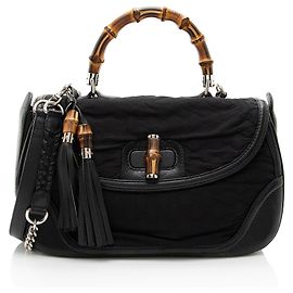 Grande bolsa de couro neoprene com relevo GG da Gucci com tassel de bambu Preto