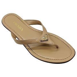 Sandales en cuir verni beige / argent avec plaque logo Prada Beige