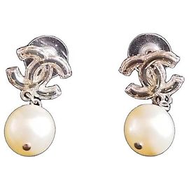 Chanel CC Swing Motiv Perlenohrringe Silber/Weiß Weiß